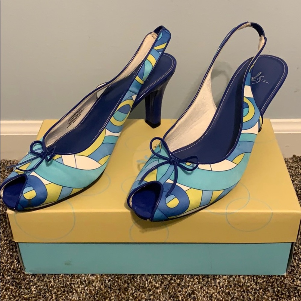 Multi color peekaboo heel